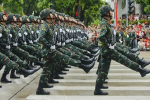 Đoàn chiến sĩ diễu binh A80 đi giữa lòng nhân dân