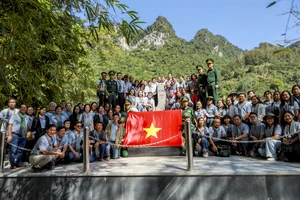 'Chạm' cột mốc 836 (2), chứng kiến lễ chào cờ đặc biệt ở biên giới Cao Bằng