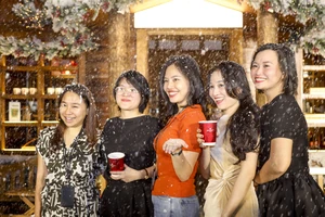 Người dân TP.HCM đổ xô xuống phố check-in giáng sinh sớm 