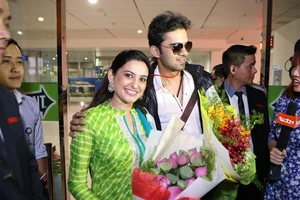 Háo hức ngắm chồng 'cô dâu 8 tuổi', nhiều người bị móc điện thoại