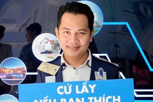 Sự thực về clip 'áo dán đầy tiền bị lột sạch trong nháy mắt'