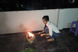 Hoa khôi Phương Thảo dùng bữa với người lạ