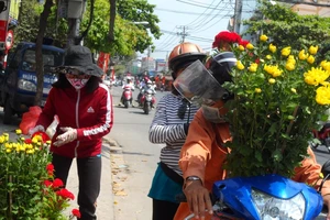 Chợ hoa ngày Tết: Hoa cười người... ngáp