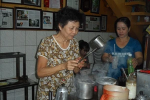 Mùng một tết, lai rai cà phê vợt cô Ba