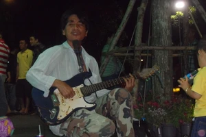 Đầu năm, thắt lòng nghe hát “Tình cha” ở đường hoa Nguyễn Huệ