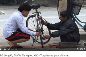 Xúc động clip 'Thử lòng người vá xe và cái kết bất ngờ'