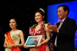 Vũ Phương Anh đạt hoa khôi nữ sinh báo chí 2016