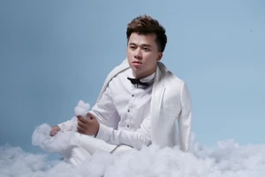 ‘Phù thủy vẽ tranh’ Phạm Hồng Minh tái hiện cuộc sống qua 'Màu đời'