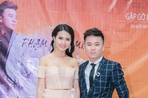 Phan Thị Mơ vai trần gợi cảm đến mừng 'phù thủy vẽ tranh' 