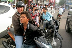 Quận 3 treo thưởng 5 triệu đồng cho người dân bắt cướp