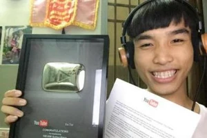 Củ Tỏi “cute” Tiến Dũng nhận nút Play Bạc từ YouTube