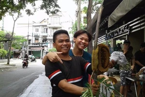 Leo cây, bắt tổ ong náo động phố Sài Gòn