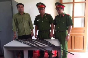 Người dân vùng tái định cư Nghệ An tự nguyện giao nộp hơn 50 súng kíp