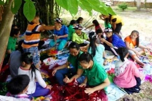 'Tiền thuê xe chúng em để dành mua bánh Trung thu cho các em'