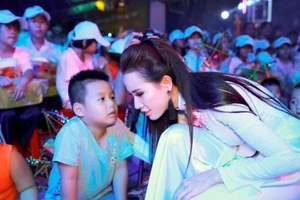 Phan Thị Mơ vui Trung thu cùng trẻ em tại phố đi bộ Nguyễn Huệ