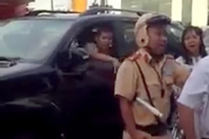 Phạt thêm 5 triệu với tài xế xe biển xanh 80A chạy ngược chiều