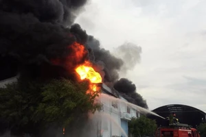 Chữa cháy hay đốt cả tòa nhà?