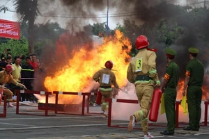 Cảnh sát PCCC băng tường, phá cửa, dập lửa cứu người