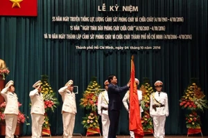 Cảnh sát PCCC TP.HCM nhận huân chương Bảo vệ Tổ quốc 