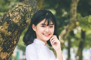 Nữ sinh Quốc học Vinh cực xinh trong tà áo trắng