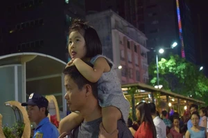 Chùm ảnh: Dân nô nức về đường hoa Nguyễn Huệ 