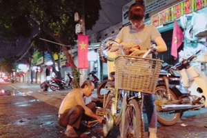 Ngày 30 Tết tự đập hoa vì giá rẻ: Trách ai bây giờ!