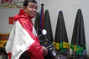 'Mưa rồi, về nhà thôi! Thời tiết năm nay kì quá'