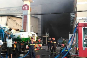 Cháy ở Cần Thơ: TP.HCM chi viện trong đêm