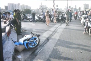 Đâm vào cầu Nguyễn Văn Cừ, một thanh niên tử vong