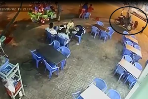 Hai thanh niên giật túi hạt dẻ của chị em bán hàng rong