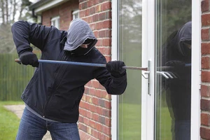 Cụ bà tá hỏa chạy về nhà thấy người lạ đang... phá cửa