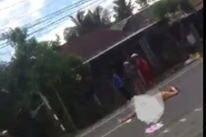 Người đàn bà khỏa thân nằm giữa quốc lộ 1A nghi ngáo đá