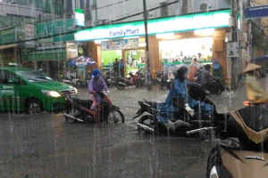 Mưa to, ngập nặng, dân lê lết về nhà