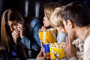 Cô gái bị đánh ở rạp phim và câu chuyện ý thức