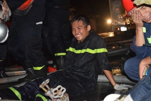 Xúc động lính cứu hỏa trong vụ cháy gần Cảng Sài Gòn