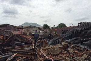 Lật đống đổ nát tìm nguyên nhân vụ cháy gần cảng SG