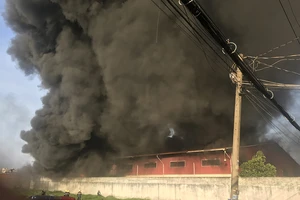 Xưởng mút xốp ở Bình Chánh chìm trong biển lửa