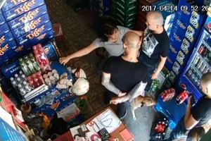 2 người xăm trổ lại đến ngôi nhà ở quận 3 dọa nạt