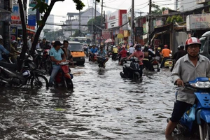 Ngập nặng đường hóa sông, hàng trăm xe chết máy la liệt