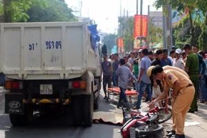 Va chạm xe máy, người phụ nữ đập đầu xuống đường 