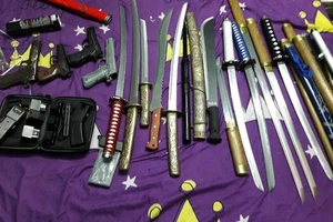 Đặc nhiệm bắt kho vũ khí khủng trong rừng 