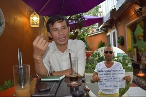 Ông Tây xin tiền gần Hội trường Thống Nhất bị bóc mẽ