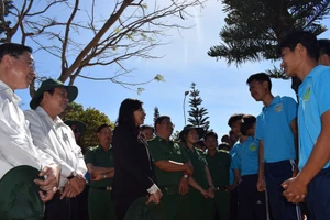 'Ráng cai nghiện về với con, phụ bà xã bán cơm!'