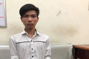 Thanh niên bị truy nã vào tiệm massage làm nhân viên