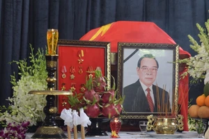 Giờ chăm cây trong vườn, lại ngồi nhớ bác Sáu Khải