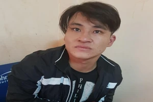 Thanh niên giật điện thoại đụng ngay… hình sự quận 1