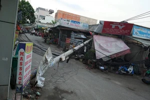 Người cha lao vào nhà ôm con gái khi cột điện đổ