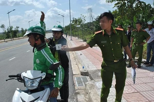 ‘Không xin được việc thì về với bố mẹ, sao con đi cướp?’