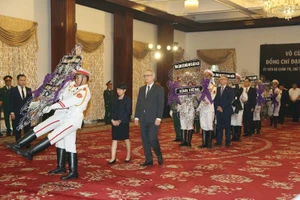 Nhiều đoàn ngoại giao đến viếng Chủ tịch nước tại TP.HCM