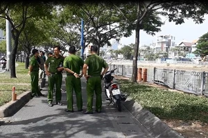 Công an quận 4 tìm người thân nam thanh niên trôi sông